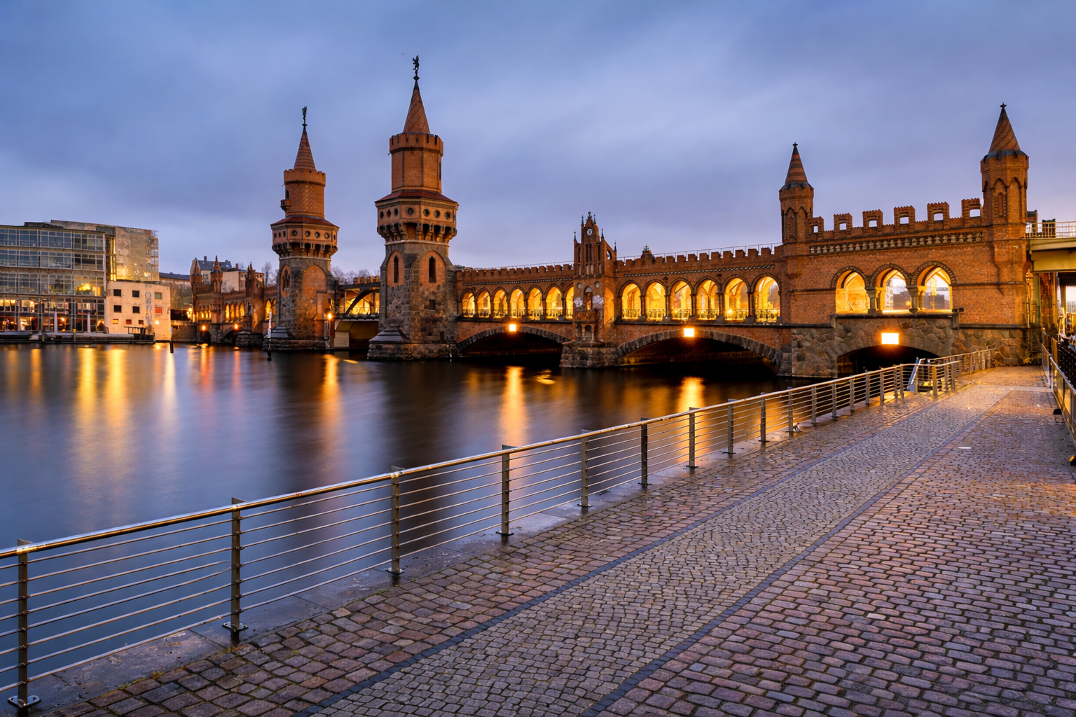 Oberbaumbrücke Berlin nahe Serviced Apartments und Corporate Housing für Longstay Berlin