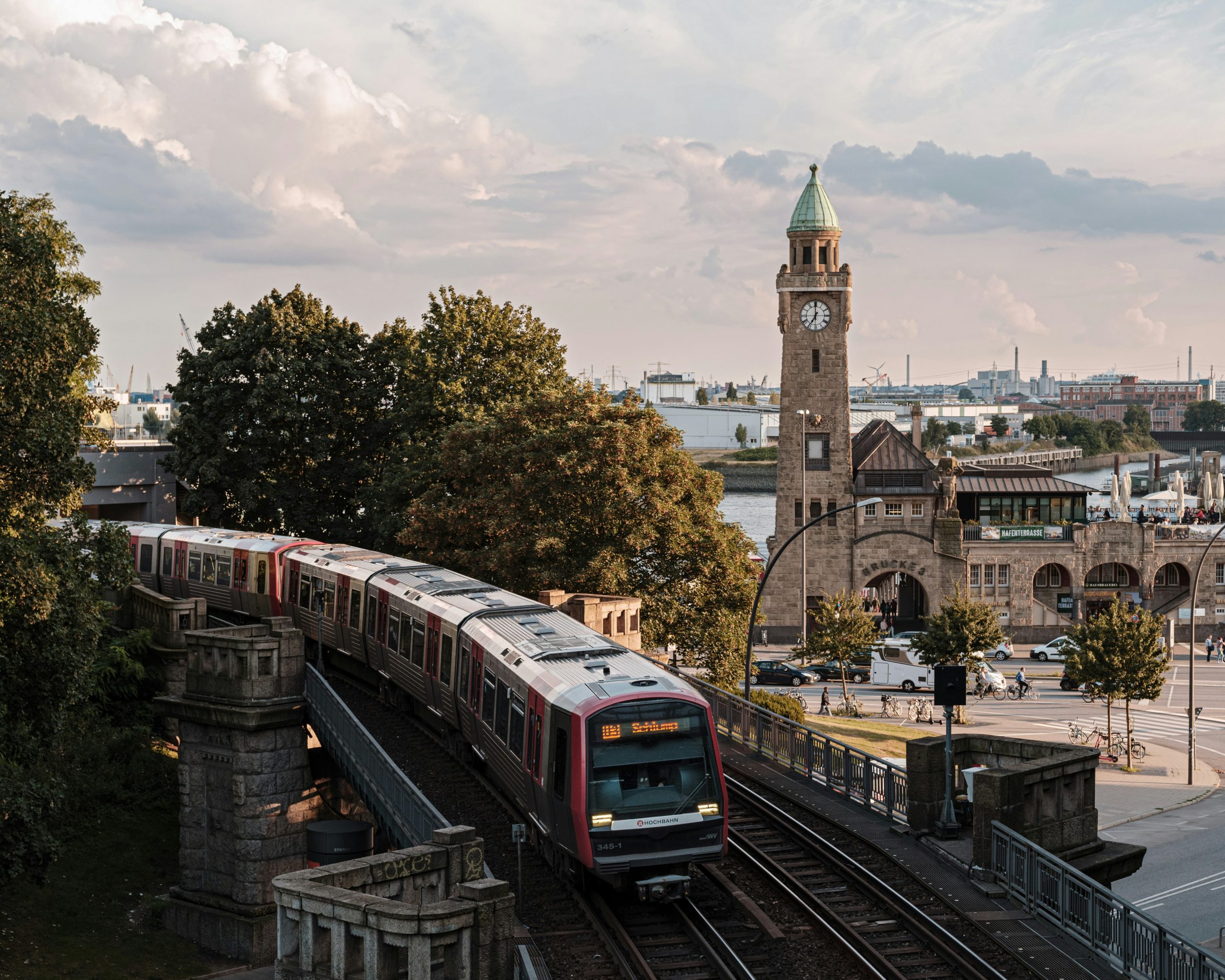 Wohnen auf Zeit Hamburg mit optimaler ÖPNV-Anbindung und zentraler Verkehrslage