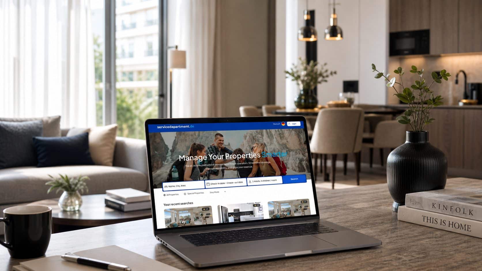 Frontend-Mockup von servicedapartment.de auf einem Laptop in einem modernen Apartment-Umfeld
