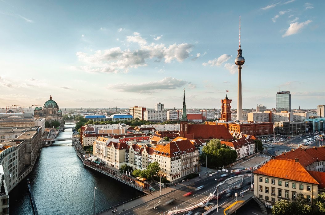 Panorama der Berliner Skyline mit Fernsehturm und Spree bei Sonnenuntergang,